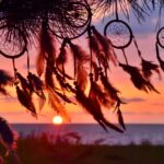 Traumfänger vor einem Sonnenuntergang am Meer